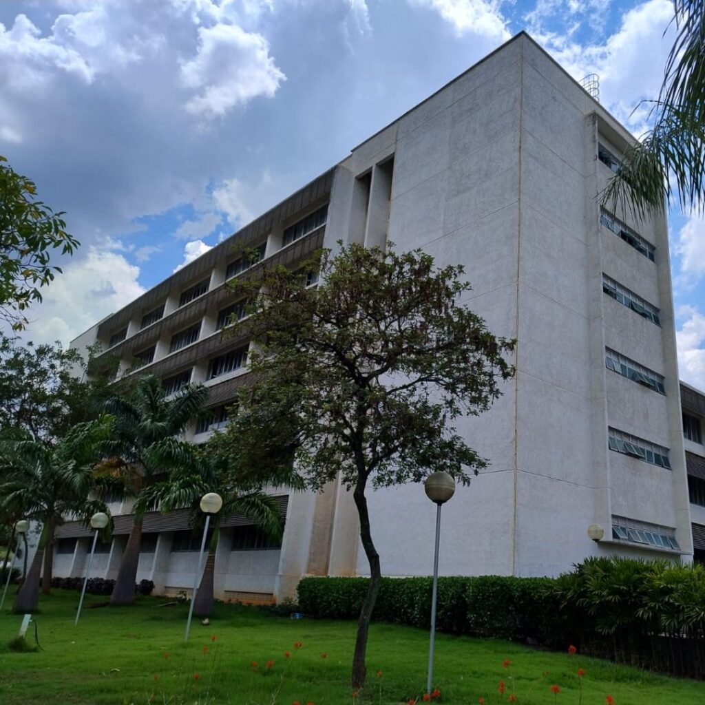 Prédio do DCC será iluminado com cores de campanhas de conscientização ao longo de 2026