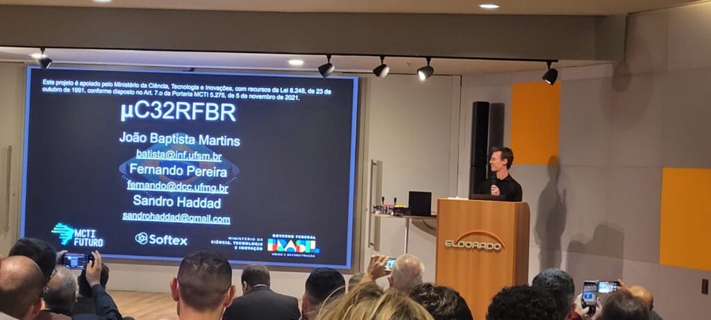 Coordenador do Laboratório de Compiladores do DCC/UFMG apresenta microcontrolador u32BR durante RISC-V Brasil