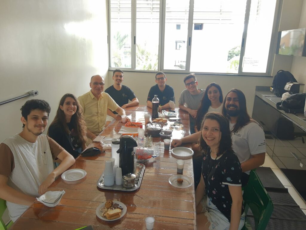 No último dia de aula, alunos promovem lanche de despedida e agradecimento ao professor José Nelson.