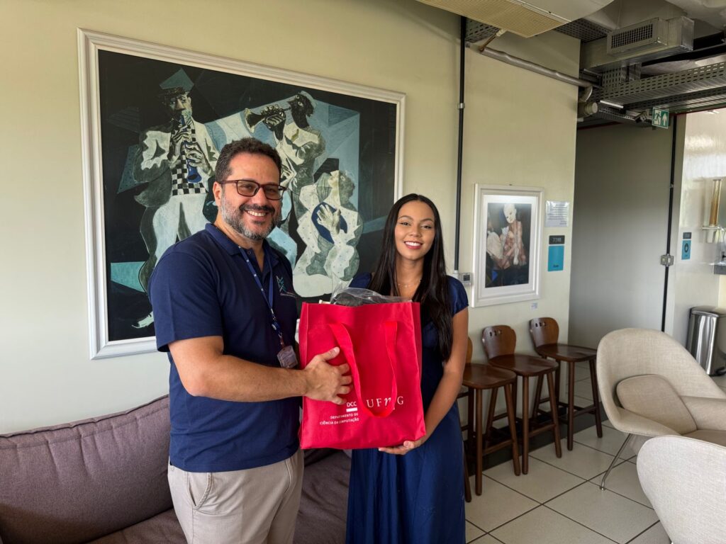 Mascote do DCC é batizado: Lorrayne Silva recebe prêmios por criar o nome Bitinho