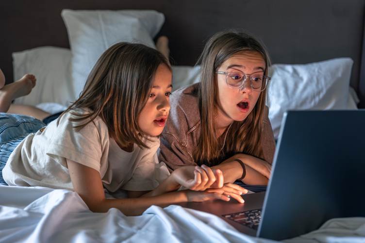 Pesquisa revela falhas na proteção infantil em transmissões online ao vivo